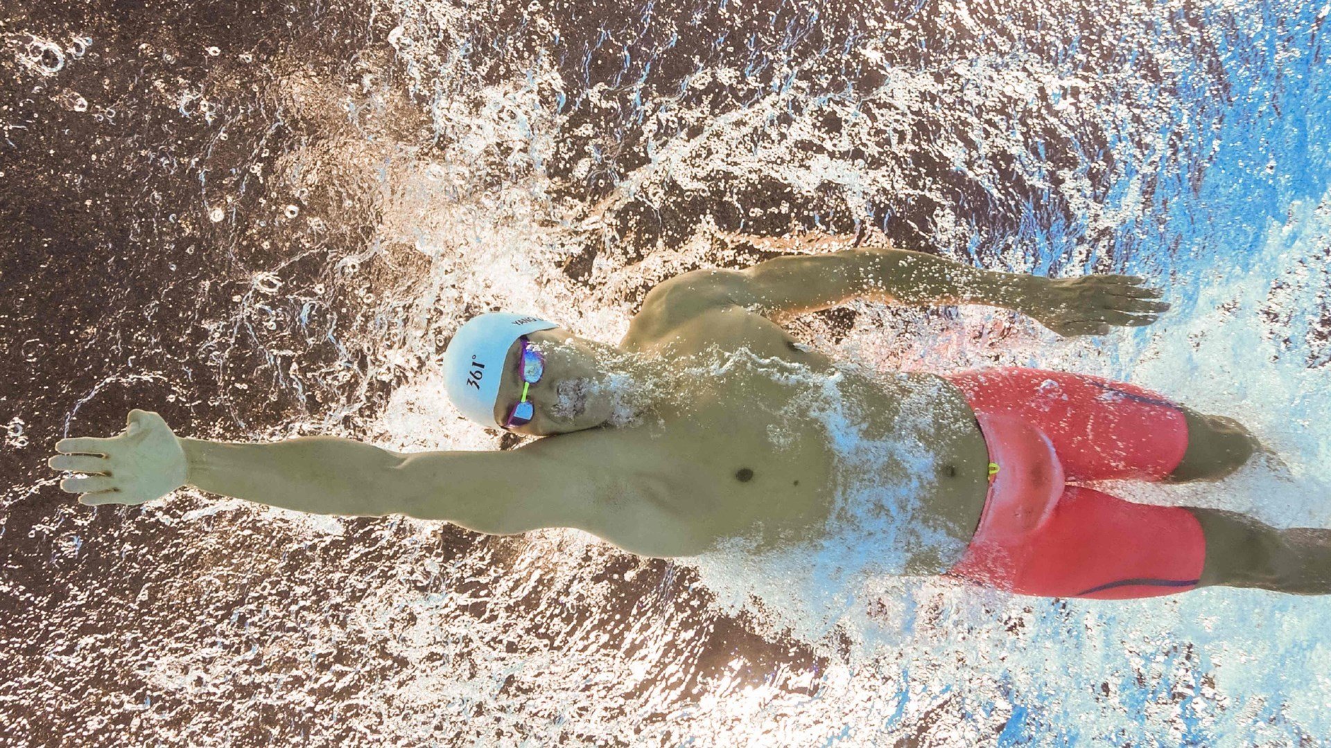 爱游戏体育-精彩镜头：连续得分瞬间折射技术高度